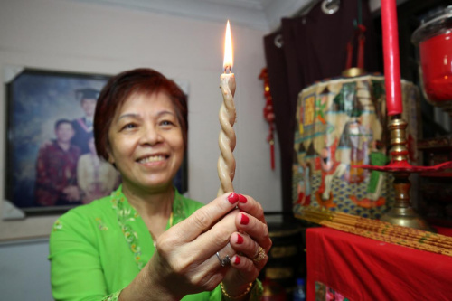 這可是“古董級”的連體蠟燭，造型優(yōu)美，象征夫妻同心、恩愛到白頭。