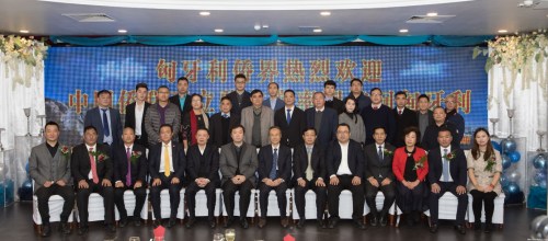 中國僑聯(lián)主席萬立駿一行、中國駐匈牙利使館政務(wù)參贊劉波與匈華僑團(tuán)負(fù)責(zé)人合影。(圖片來源：匈牙利《歐洲論壇》)