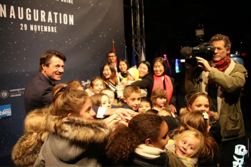 法國(guó)尼斯市長(zhǎng)埃斯特羅西(Christian Estrosi)和小朋友們按下燈光按鈕。(法國(guó)《歐洲時(shí)報(bào)》/黃冠杰 攝)