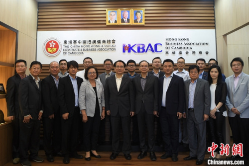 12月3日至4日，中華海外聯(lián)誼會(huì)副會(huì)長(zhǎng)譚天星率代表團(tuán)訪問(wèn)柬埔寨。圖為譚天星一行拜會(huì)柬埔寨港澳僑商總會(huì)。黃耀輝 攝
