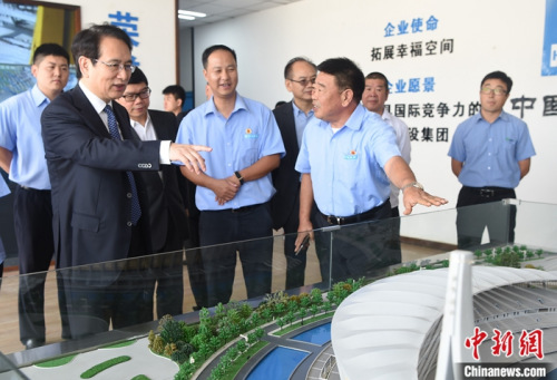 圖為譚天星一行考察“一帶一路”中方援建國(guó)家體育場(chǎng)工程。<a target='_blank' >中新社</a>記者 黃耀輝 攝