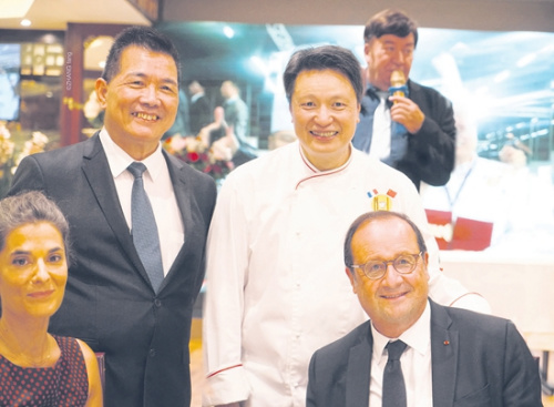 幸福樓主廚尹添強(qiáng)(后右)、樓面經(jīng)理李兆隆(后左)與法國前總統(tǒng)奧朗德(前右)、巴黎市負(fù)責(zé)經(jīng)貿(mào)的副市長Olivia Polski在一次活動上。(《歐洲時報(bào)》/孔帆 攝)