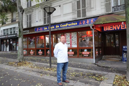 “老山東”餐館東主薛超青，不僅是這家巴黎知名餐廳的管理者和經(jīng)營者，也是一位技藝高超的魯菜廚師。(《歐洲時報(bào)》/孔帆 攝)