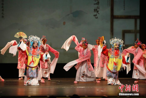 圖為吉祥小姐妹在美國舊金山灣區(qū)的海沃德參加慶祝中華人民共和國成立70周年《中國之夜》大型國慶演出。 <a target='_blank' >中新社</a>記者 劉關(guān)關(guān) 攝