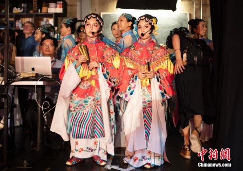 圖為吉祥小姐妹在后臺準(zhǔn)備上場。 <a target='_blank' >中新社</a>記者 劉關(guān)關(guān) 攝