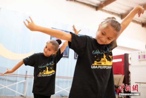 圖為學(xué)習(xí)中國民族舞蹈的吉祥小姐妹。 <a target='_blank' >中新社</a>記者 劉關(guān)關(guān) 攝