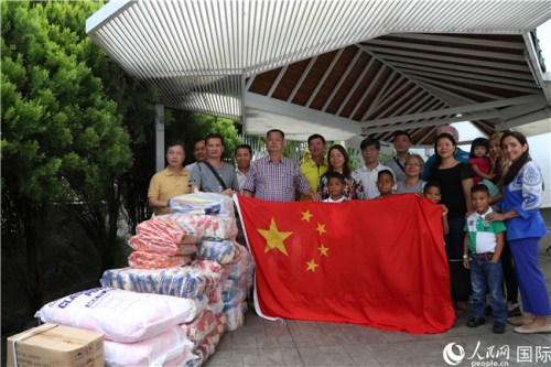 捐贈代表與孤兒合影 （張衛(wèi)中攝）