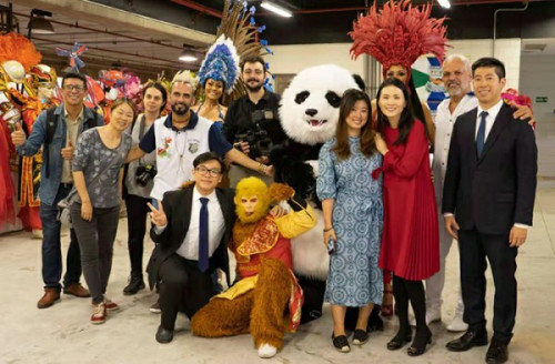 中巴社會文化研究中心一行與圣保羅著名桑巴舞校人員及媒體朋友合影。(南美僑報網)