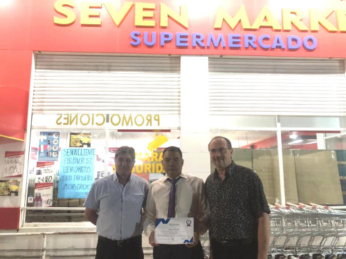 拉斯佩爾迪賽斯市長(zhǎng)福爾沃(左一)與市秘書長(zhǎng)卡潘諾(右一)向陳玉輝(中)頒獎(jiǎng)。(黃弘仁 攝)