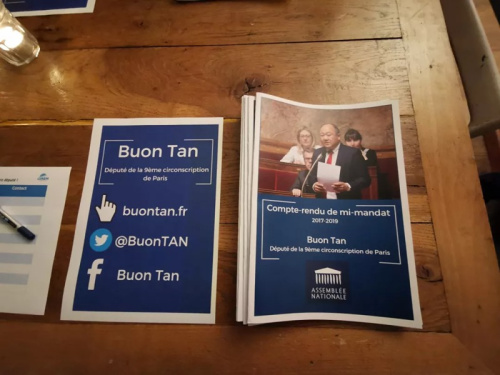 陳文雄為前來的民眾提供信息手冊。(《歐洲時報》/潘越平 攝)