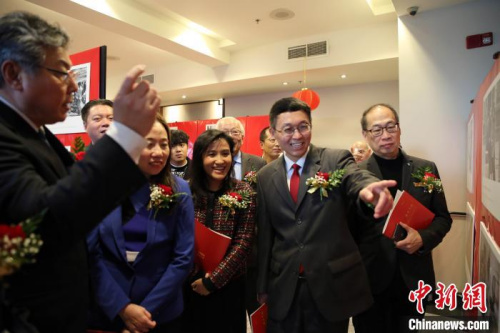 中國(guó)駐多倫多總領(lǐng)事韓濤(右二)等嘉賓觀看圖片展?！≈芸?攝