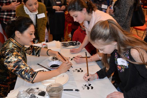 旅美畫家張立萍在教授小朋友們畫熊貓。(美國(guó)《芝加哥華語(yǔ)論壇》報(bào)/張大衛(wèi) 攝)