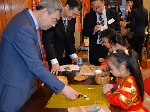 總領(lǐng)事趙建教小朋友下圍棋。(美國(guó)《芝加哥華語(yǔ)論壇》報(bào)/張大衛(wèi) 攝)