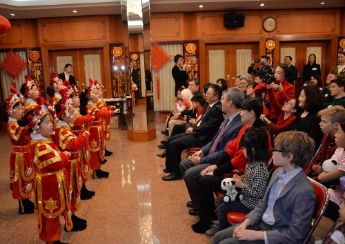 陽(yáng)光學(xué)校的小朋友們演出表演唱《京劇臉譜》。(美國(guó)《芝加哥華語(yǔ)論壇》報(bào)/張大衛(wèi) 攝)