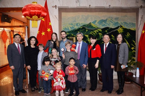 中國(guó)總領(lǐng)事趙建和夫人、副總領(lǐng)事黃黎明、邊志春、僑務(wù)組長(zhǎng)盧曉暉等與領(lǐng)養(yǎng)家庭保爾一家合影。 (美國(guó)《芝加哥華語(yǔ)論壇》報(bào)/張大衛(wèi) 攝)