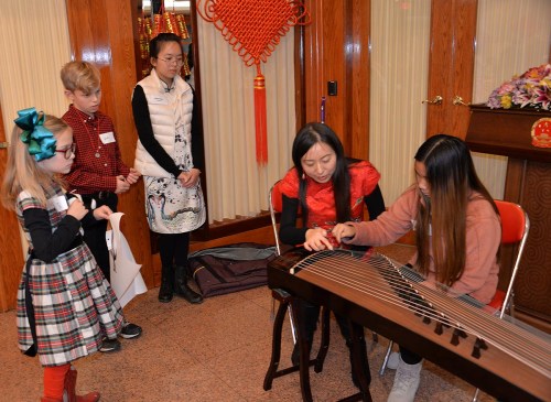 古箏演奏家關(guān)孟華教小朋友彈奏古箏。(美國(guó)《芝加哥華語(yǔ)論壇》報(bào)/張大衛(wèi) 攝)