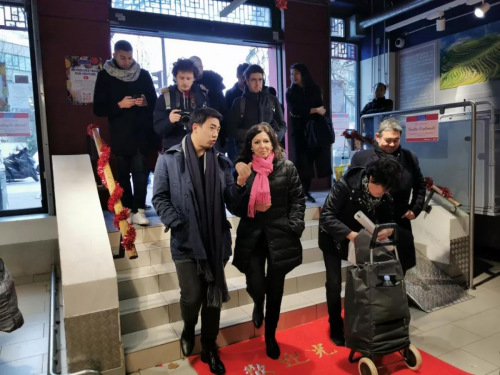 　巴黎士多董事總經(jīng)理鄭嘉誠(chéng)陪同伊達(dá)爾戈參觀(guān)巴黎士多超市。(《歐洲時(shí)報(bào)》/靖樹(shù) 攝)