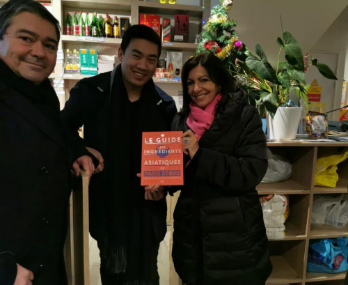 鄭嘉誠(chéng)向伊達(dá)爾戈展示巴黎士多的亞洲食材挑選指南。(《歐洲時(shí)報(bào)》/靖樹(shù) 攝)