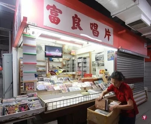 走過半世紀(jì)的富良唱片停業(yè)，創(chuàng)辦人黃銀娣最后一次收檔。(新加坡《聯(lián)合早報》/唐家鴻 攝)