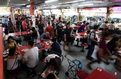 重開的牛車水大廈，二樓的熟食中心人聲鼎沸。(新加坡《聯(lián)合早報》/李佳穎 攝)