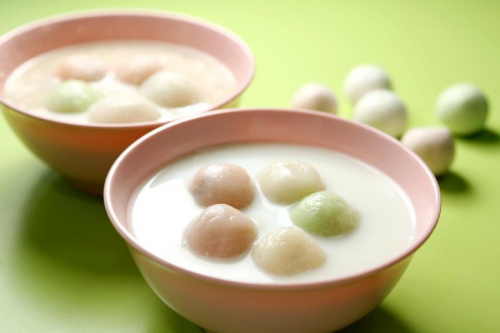 75花生湯圓有花生、黑芝麻、綠茶、芋頭及紅豆沙五種餡料口味。(龍國雄攝)