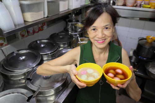 甜品之家創(chuàng)辦人黃妙鳳減少20至30%的餡料甜度。(何家俊攝)