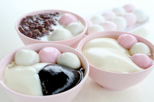 梧槽豆花水將湯圓與自家豆花、豆奶、仙草相結(jié)合，食客可隨喜好搭配，來個湯圓新吃。(龍國雄攝)