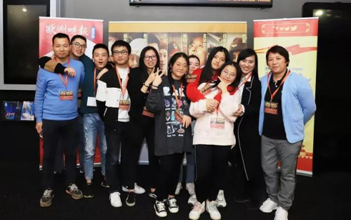 主辦方和志愿者團(tuán)隊(duì)合影。(《歐洲時(shí)報(bào)》/林碧燕 攝)