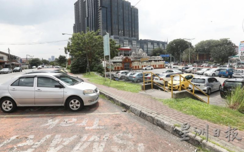 12路增設(shè)了約百個泊車位及行人道后，該路段業(yè)者的生意蒸蒸日上。