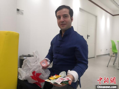 張盧卡展示他公司生產(chǎn)的豆瓣辣醬。 陳選斌 攝