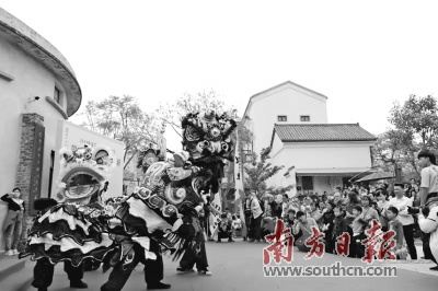 當(dāng)日的活動(dòng)現(xiàn)場(chǎng)，鑼鼓齊鳴，人聲鼎沸，最“吸睛”的節(jié)目是麒麟舞與獅舞。 南方日?qǐng)?bào)記者 何俊 攝