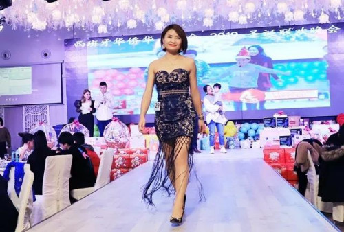 “走秀”活動現(xiàn)場。(《歐洲時報》/林碧燕 攝)