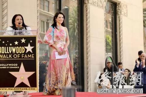 在授星儀式上，好萊塢星光大道主席馬迪妮茲宣布，每年5月1日為“劉玉玲日”。(美國(guó)《僑報(bào)》/邱晨 攝)