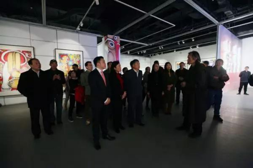 嘉賓參觀畫展。