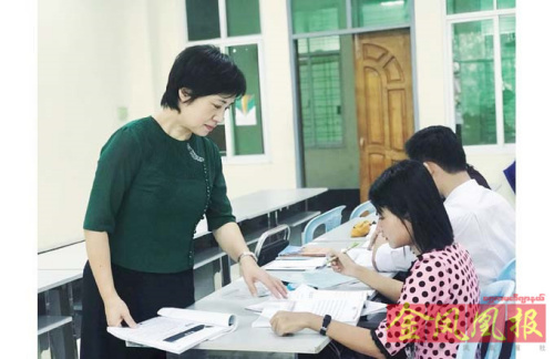 圖為仰光外國語大學(xué)漢語系老師康泳。(緬甸《金鳳凰中文報(bào)》) 