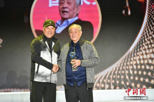 2020年1月8日 “2019全球華僑華人年度評選頒獎典禮”舉行，王文教獲評“年度人物”。圖為中國羽毛球隊原總教練、 中國羽毛球協(xié)會顧問李永波為王文教（右）獻上獎杯。<a target='_blank' >中新社</a>記者 翟璐 攝