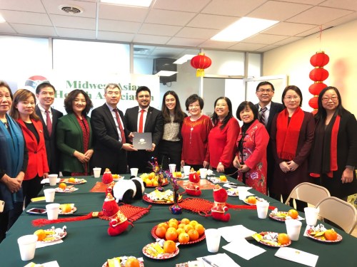 盧漢士宣讀市政府聲明。(美國(guó)中文網(wǎng)/邱洪輝 攝)