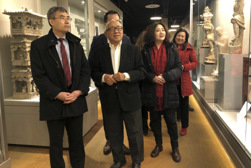 梅英明介紹博物館藏品。