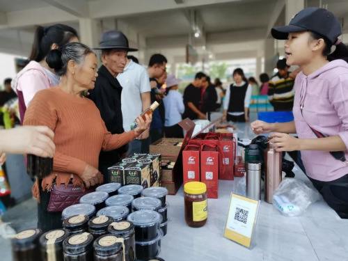 圖為集市現(xiàn)場。 (吳小靜 攝）