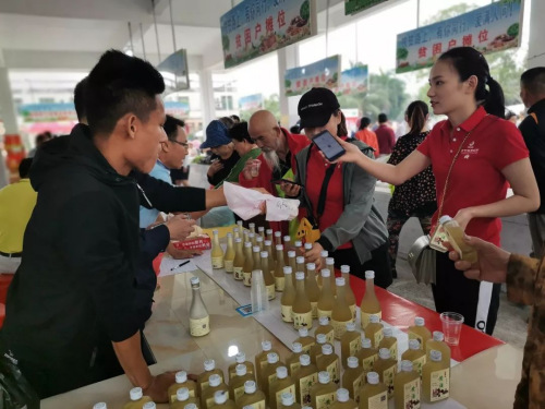 琳瑯滿目品種多樣的集市吸引了市民爭相購買。 （吳小靜 攝）