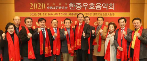 部分與會嘉賓合影。(韓國《亞洲日報》/南宮鎮(zhèn)雄 攝)