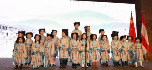 中國(guó)傳統(tǒng)詩(shī)文朗誦《詠鵝》、《春曉》、《三字經(jīng)》，表演者：奧華中文學(xué)校學(xué)生。(《歐洲時(shí)報(bào)》/周修怡 攝)