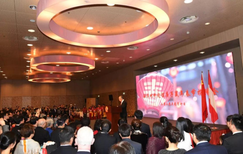 招待會(huì)現(xiàn)場(chǎng) ()