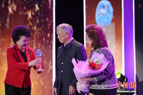 “2019年全球華僑華人年度評選”頒獎典禮上，全國政協(xié)常委、政協(xié)港澳臺僑委員會副主任裘援平為陳永栽頒獎。<a target='_blank' >中新社</a>記者 李駿 攝