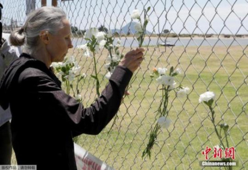 資料圖：民眾獻(xiàn)花哀悼懷特島火山噴發(fā)遇難者。