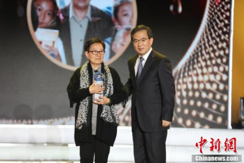 1月8日，2019全球華僑華人年度評(píng)選頒獎(jiǎng)典禮舉行，北京市委統(tǒng)戰(zhàn)部副部長(zhǎng)、北京市政府僑辦主任劉春鋒為歸僑作曲家谷建芬頒獎(jiǎng)。陸春艷 攝