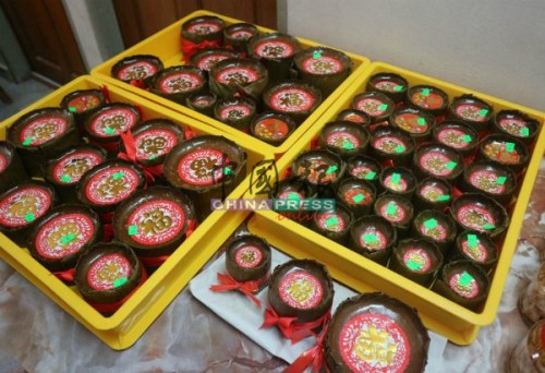 手工制做的年糕，深受顧客的歡迎，數(shù)個月前就開始下訂單。