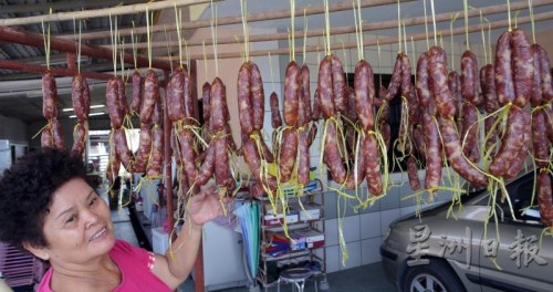 想要吃上一口酒香四溢的臘腸，還得等待曬上至少4天才能吃到哦！