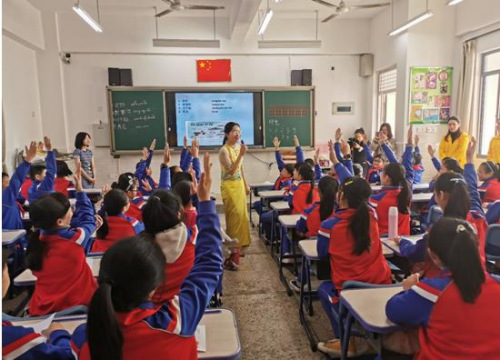 “遇見緬甸”文化課程上學(xué)生積極參與 “遇見緬甸”文化課程上學(xué)生積極參與