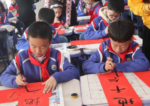 學(xué)生書寫對(duì)聯(lián) 學(xué)生書寫對(duì)聯(lián)